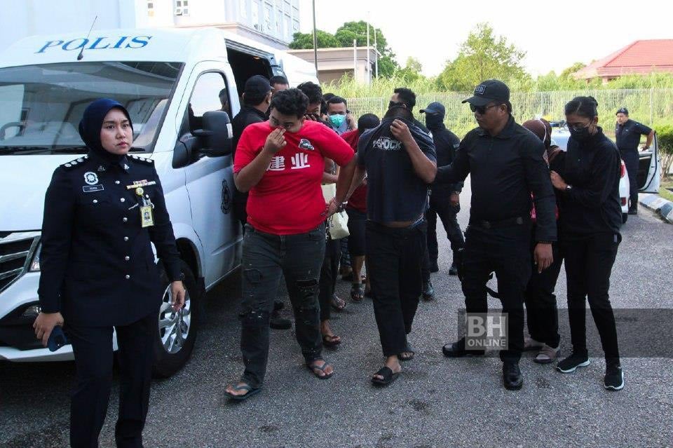 Lapan individu termasuk tiga beranak tak mengaku salah kurung 3 lelaki