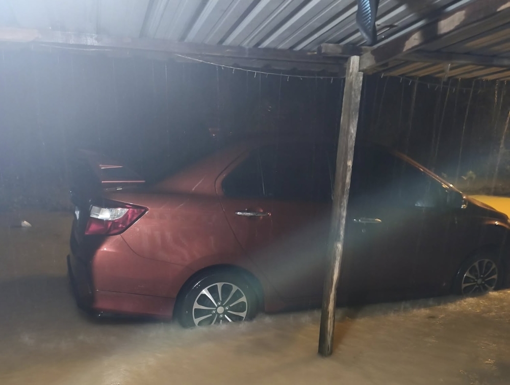 Over 100 evacuated in Pontian flash floods