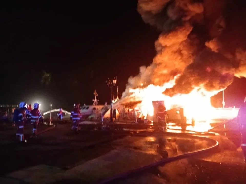 Tiga feri terbakar di limbungan Bukit Malut