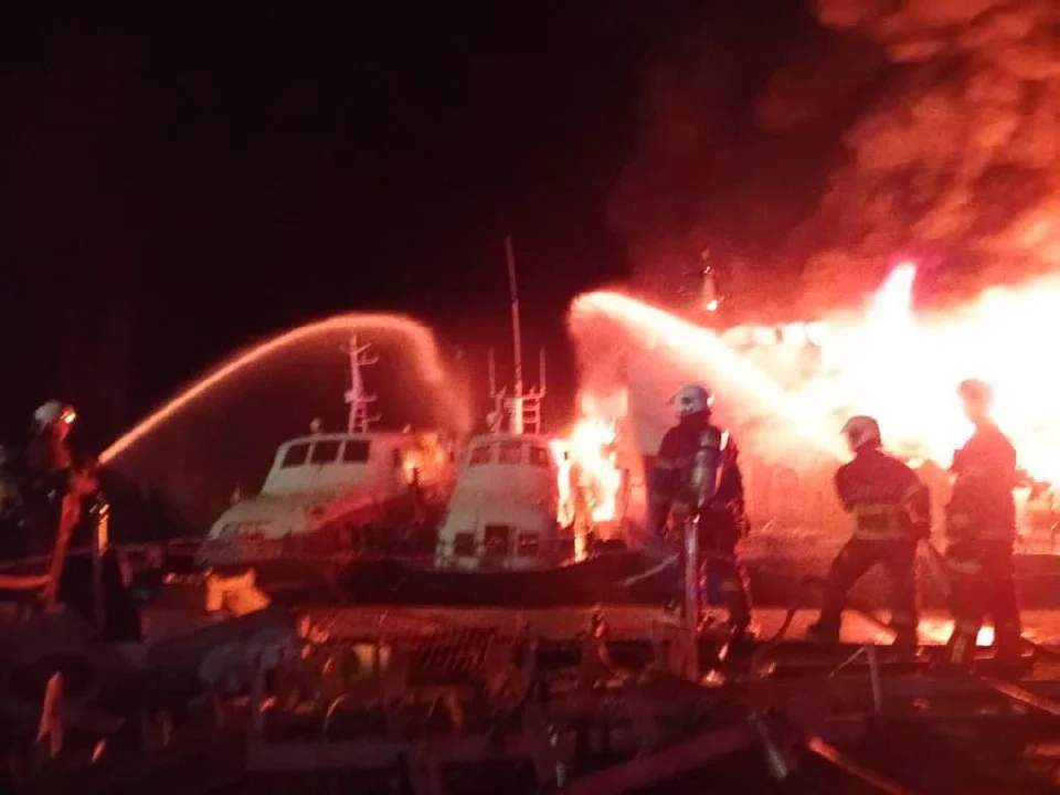 Tiga feri terbakar di limbungan Bukit Malut