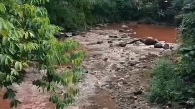 Tiada kilang tetapi  air sungai bertukar merah