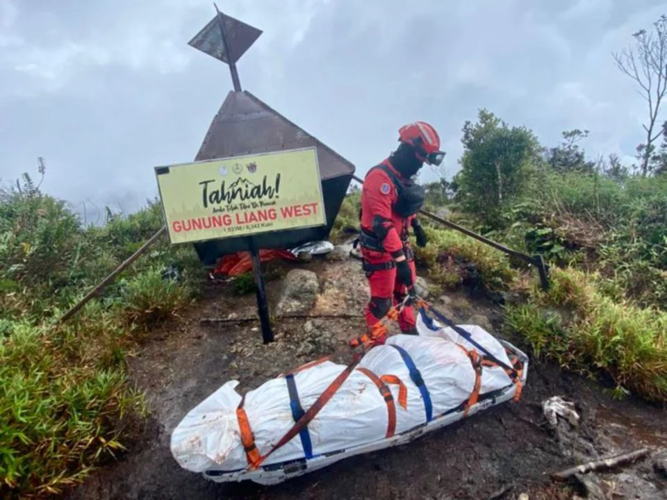 Jenazah pendaki dibawa turun dari puncak Gunung Liang petang tadi