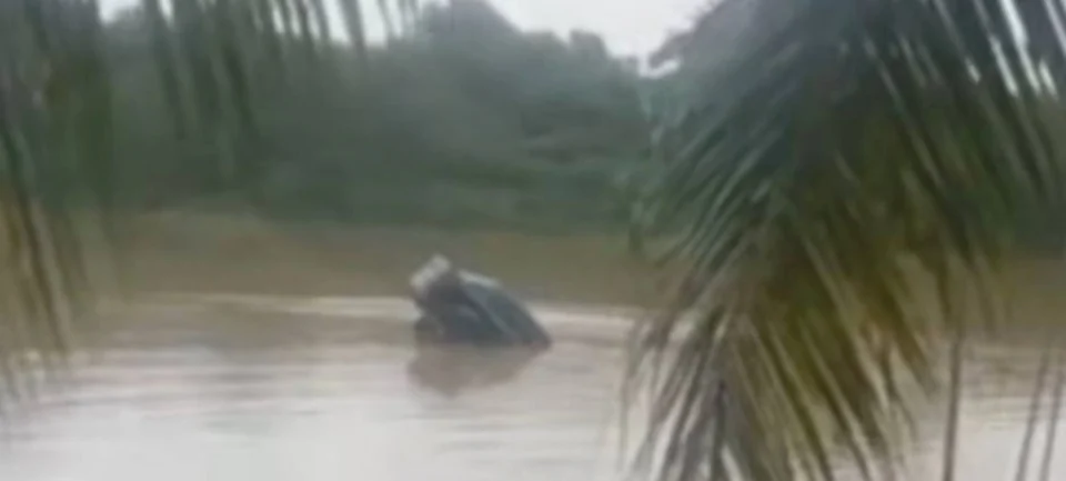 Kereta terjunam dalam sungai, jumlah mangsa belum diketahui - Bomba