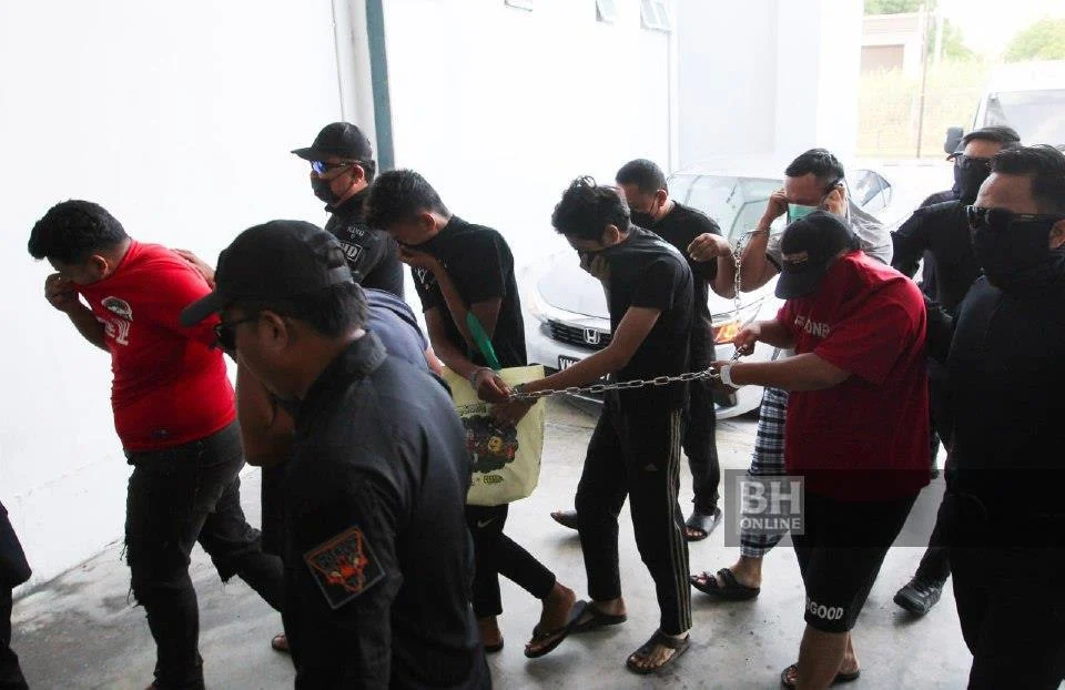 Lapan individu termasuk tiga beranak tak mengaku salah kurung 3 lelaki