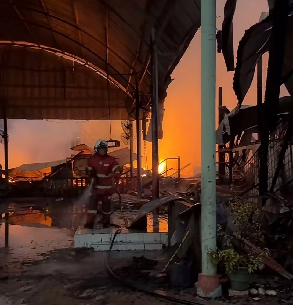 Kuarters guru antara 3 blok bangunan sekolah agama musnah terbakar