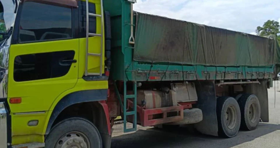 Panik ditahan JPJ kerana lebih muatan, pemandu buang batu di tepi jalan