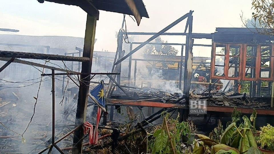 Dua rumah hangus, 13 ahli keluarga tinggal sehelai sepinggang