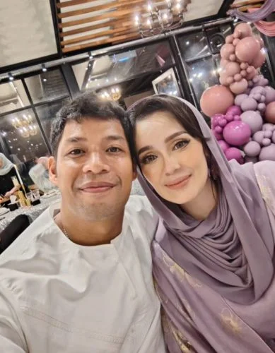 Kamal Adli Hadiahkan Telekung Buat Uqasha Demi Pujuk Hati Yang Tertutup