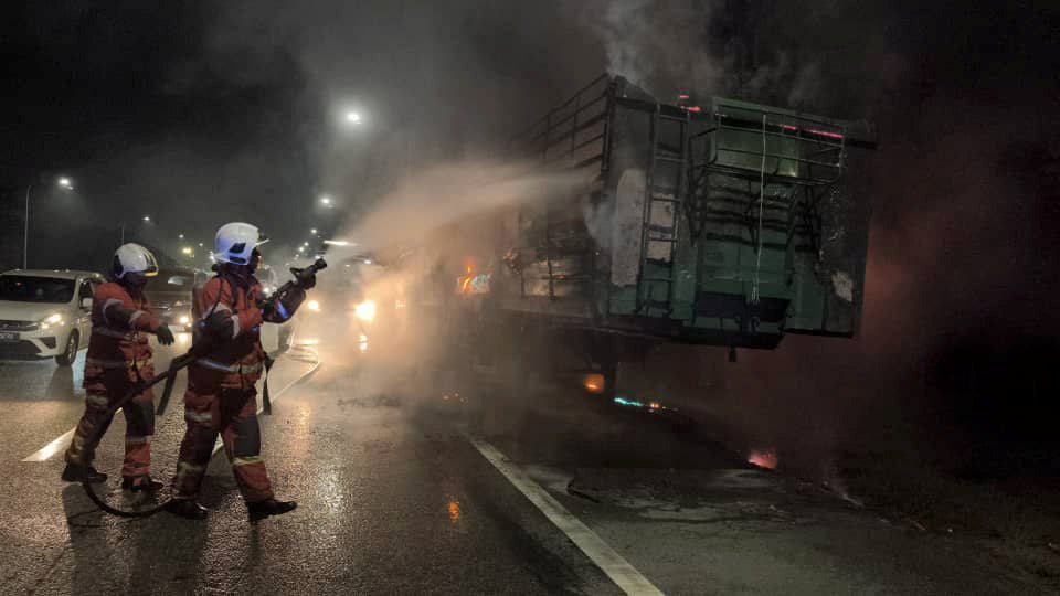 Treler bawa logam oksida terbakar di lebuh raya ELITE, bomba ambil masa 12 jam padam api