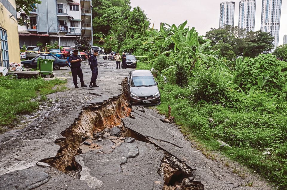 Cerun setinggi 10 meter runtuh di Jalan Klang Lama