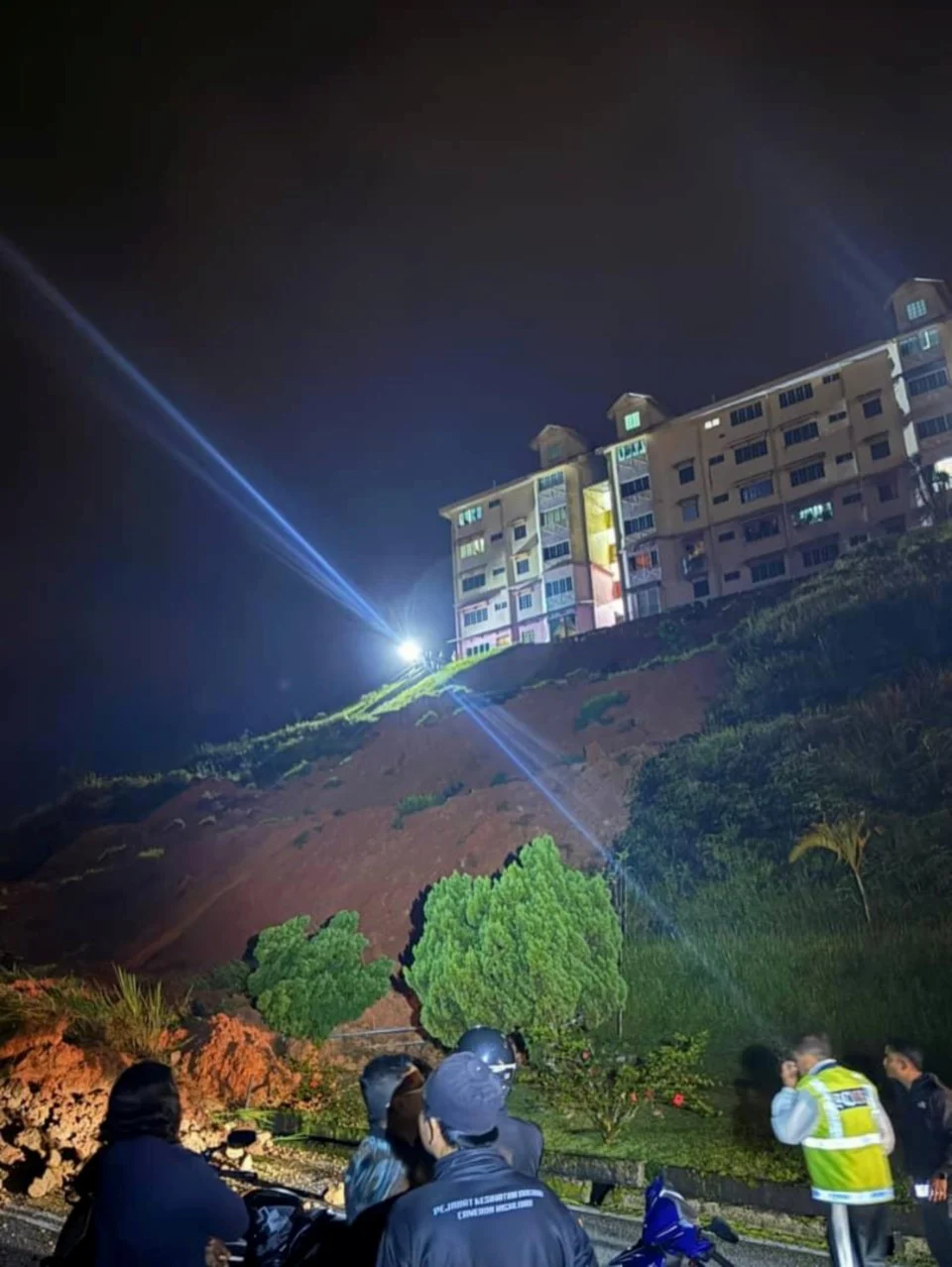 Tanah runtuh: Hampir 700 penduduk Apartmen Puncak Arabella di Cameron Highlands terputus hubungan