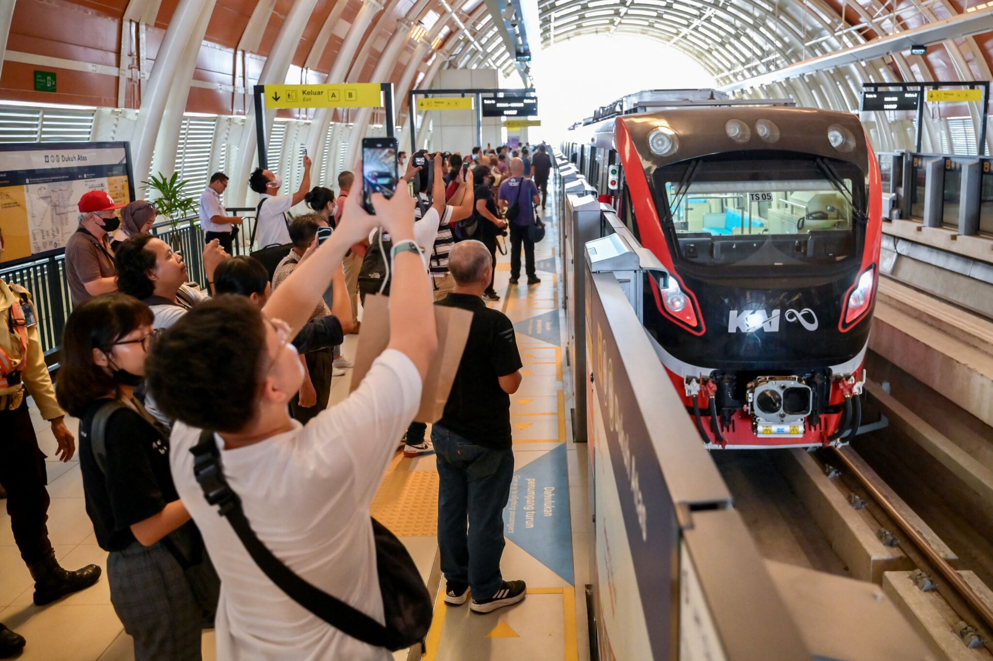 Pekerja bergaji bawah RM1,550 naik MRT, LRT percuma
