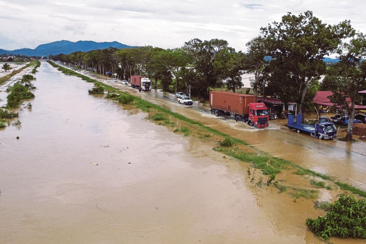 Banjir: Hampir 25,000 penduduk terjejas di 8 negeri