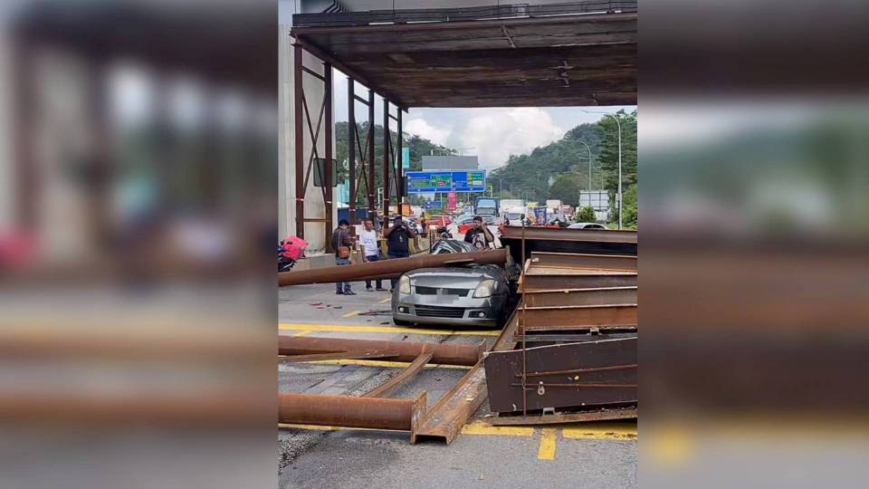 Pemandu wanita selamat, kereta dihempap runtuhan binaan