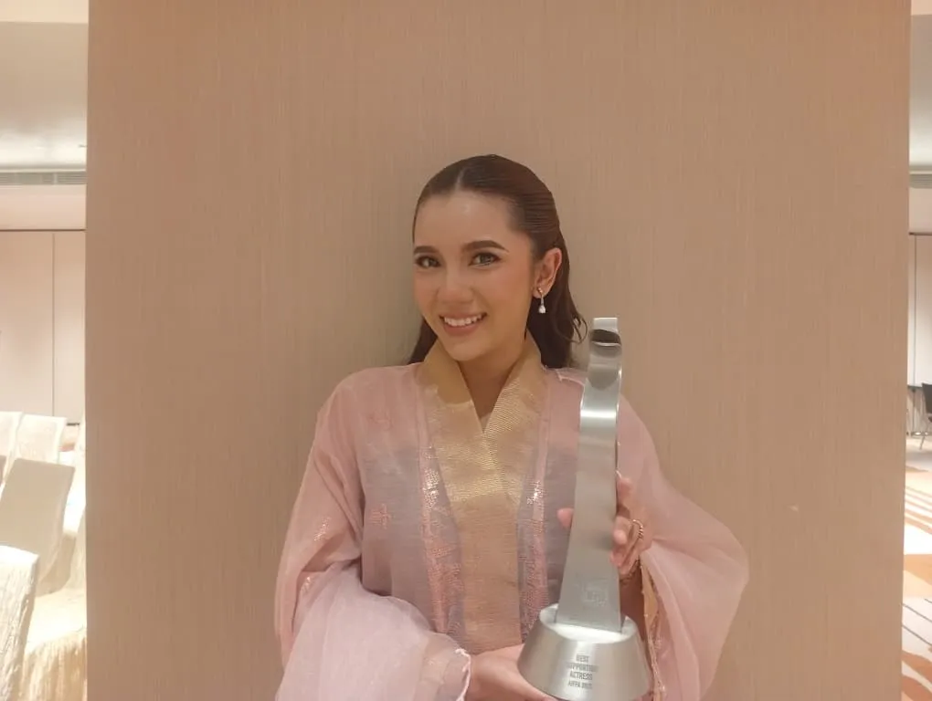 Sweet Qismina Ada Sebab Tersendiri Kenapa Tidak Sebut Nama Suami Ketika Ambil Anugerah [VIDEO]