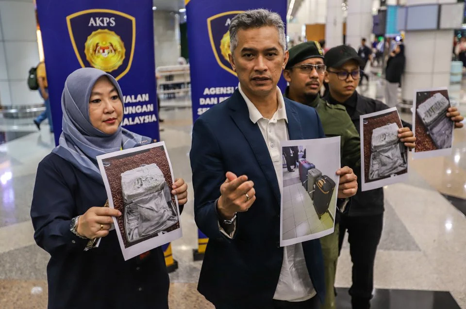 Hasrat bercuti ke England tak kesampaian, 2 pasangan kekasih ditahan bersama dadah RM8.3 juta