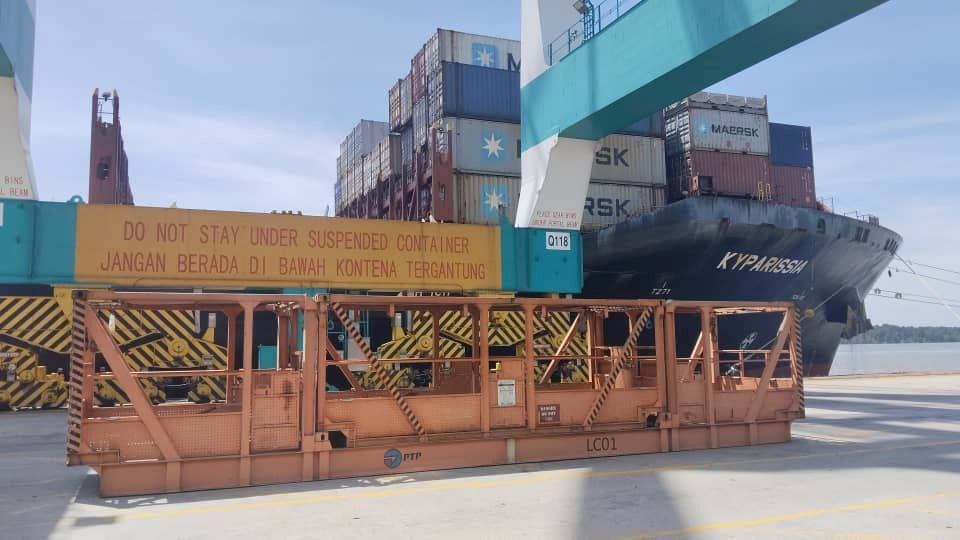 Bukan kontena kapal MSC Kyparissia terbakar di Tanjung Pelepas - JBPM