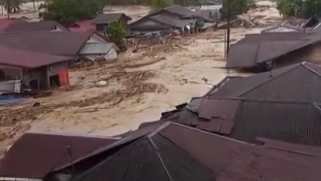 Banjir besar landa Tapanuli Tengah, ribuan kediaman tenggelam [VIDEO] 