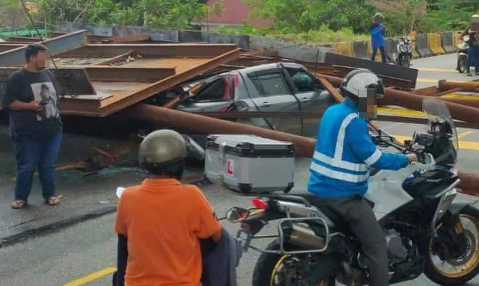 Pemandu wanita selamat, kereta dihempap runtuhan binaan