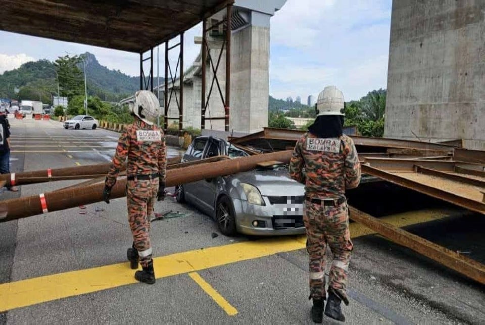Pemandu wanita selamat, kereta dihempap runtuhan binaan