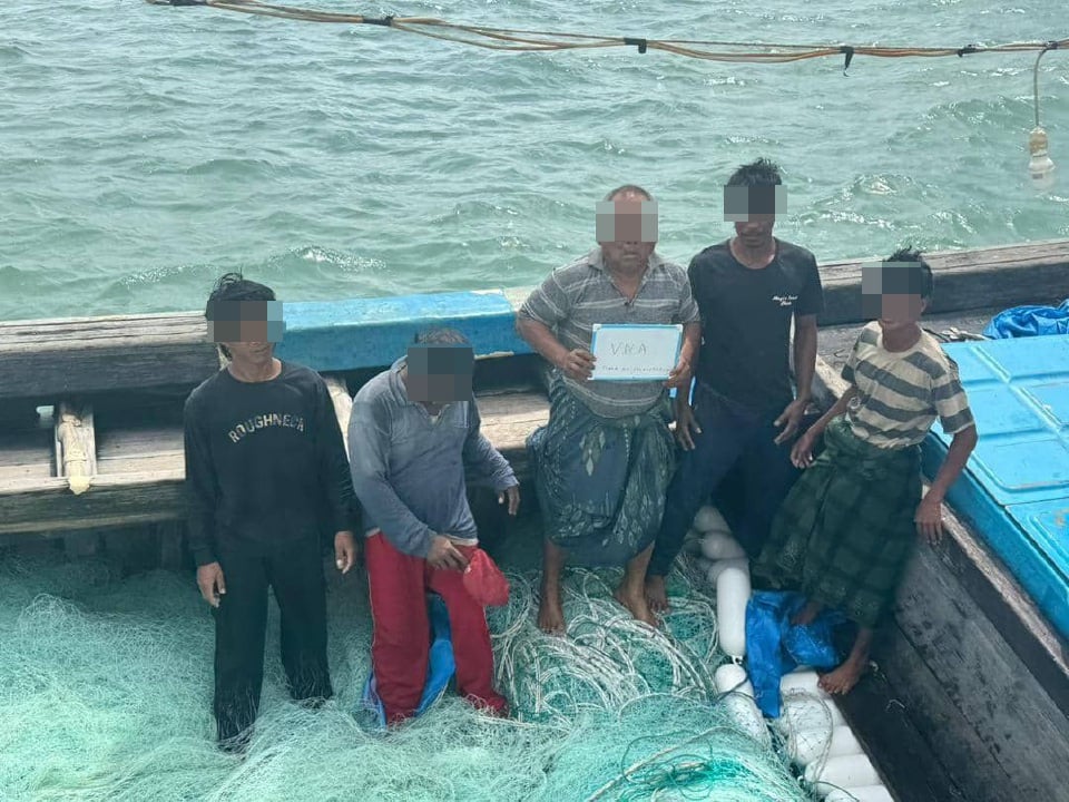 Ceroboh perairan negara, dua bot nelayan asing, 10 kru ditahan
