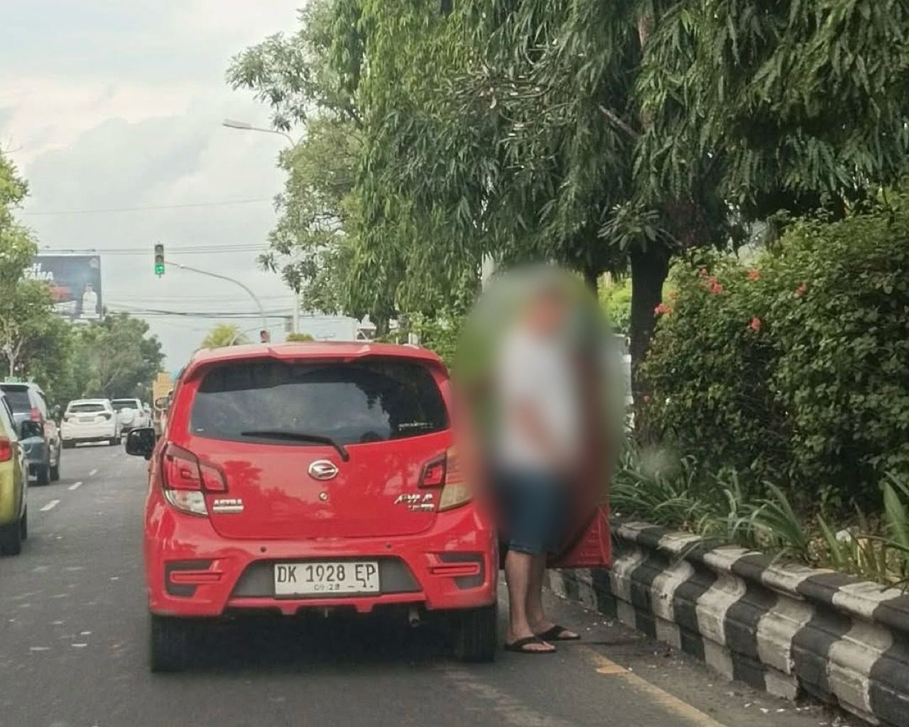 Pelancong ‘mat saleh’ kencing merata 