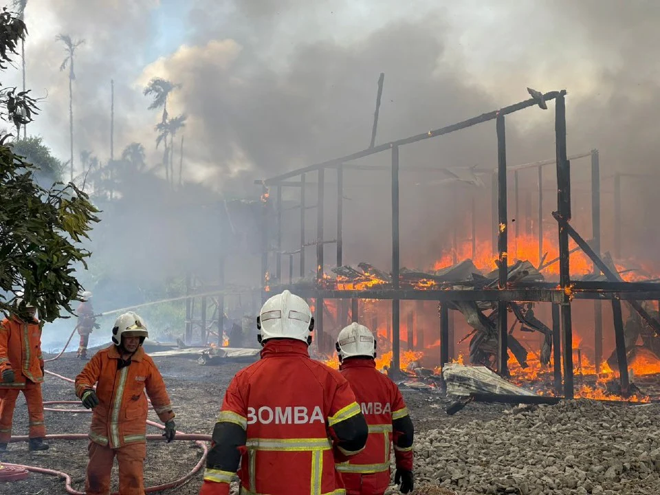 Rumah panjang hangus, 20 keluarga tinggal sehelai sepinggang