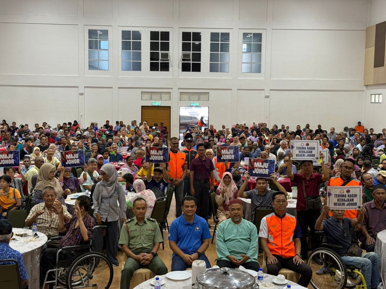 Zahari Santuni Warga Felda dan Komuniti OKU, Sampaikan Bantuan Kasih Johor