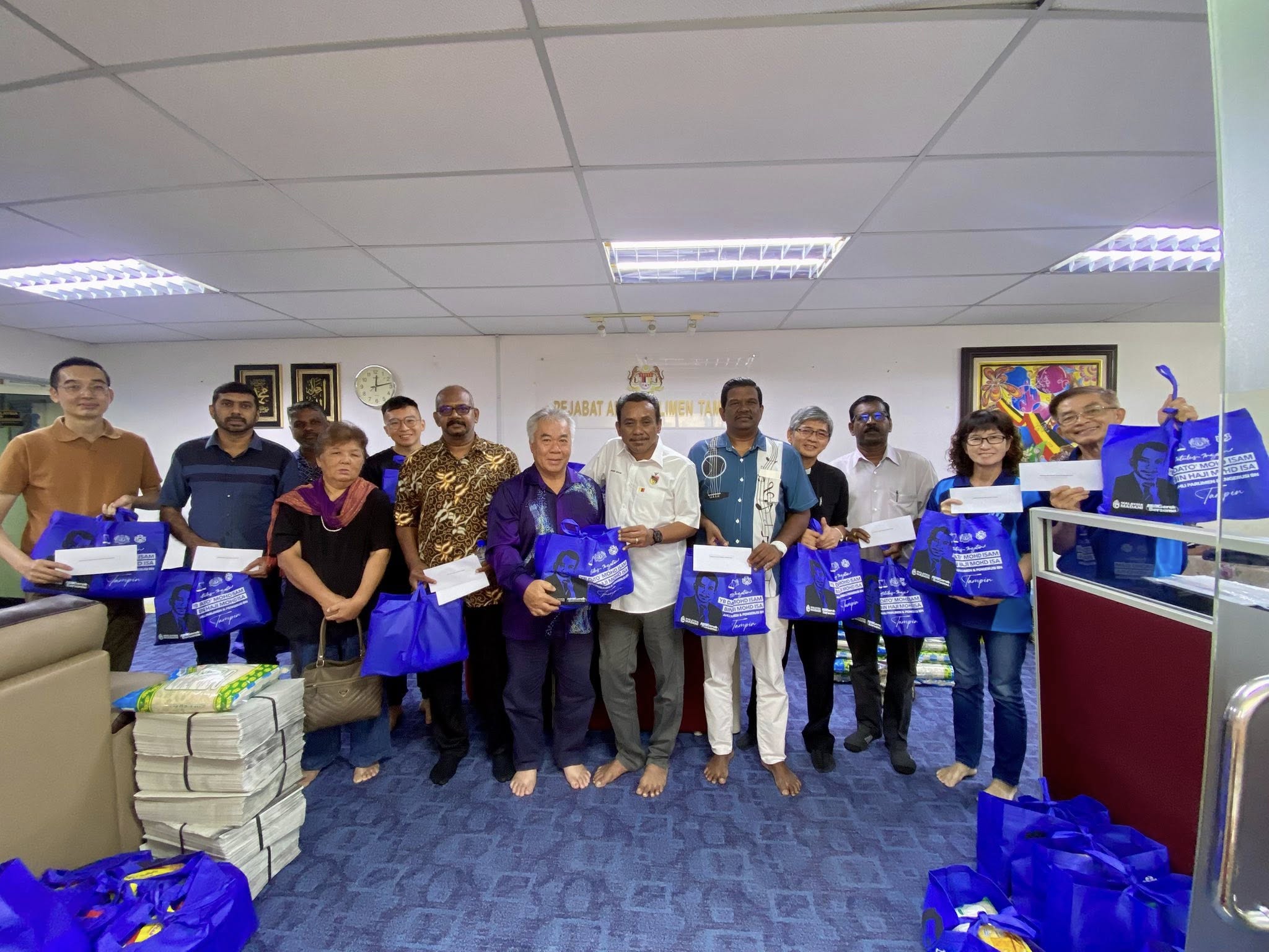 Mohd Isam Sempurnakan Penyerahan Rumah PPRS Dan Sumbangan Hari Natal