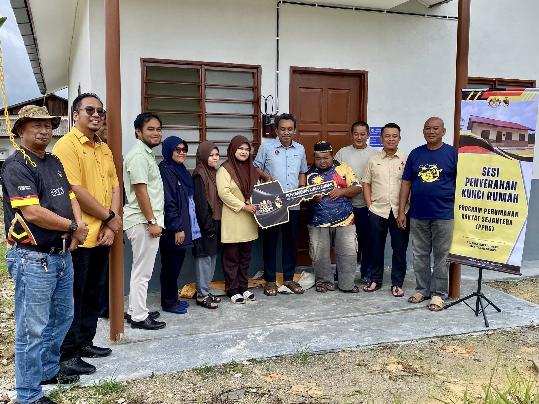​_Mohd Isam Sempurnakan Penyerahan Rumah PPRS Dan Sumbangan Hari Natal