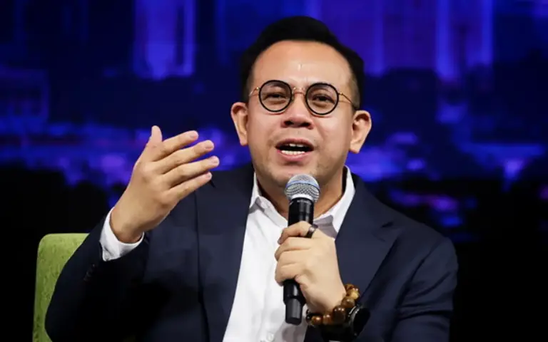 Allow businesses to operate without confusion, says Sim on XMAS decor issue