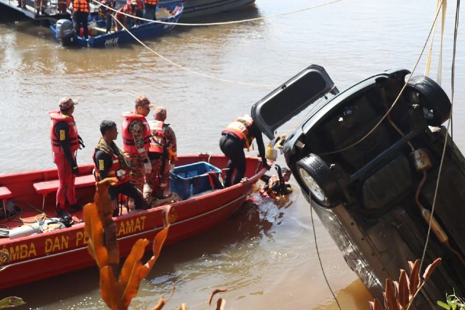 Pasangan suami isteri lemas selepas kereta terjunam ke sungai