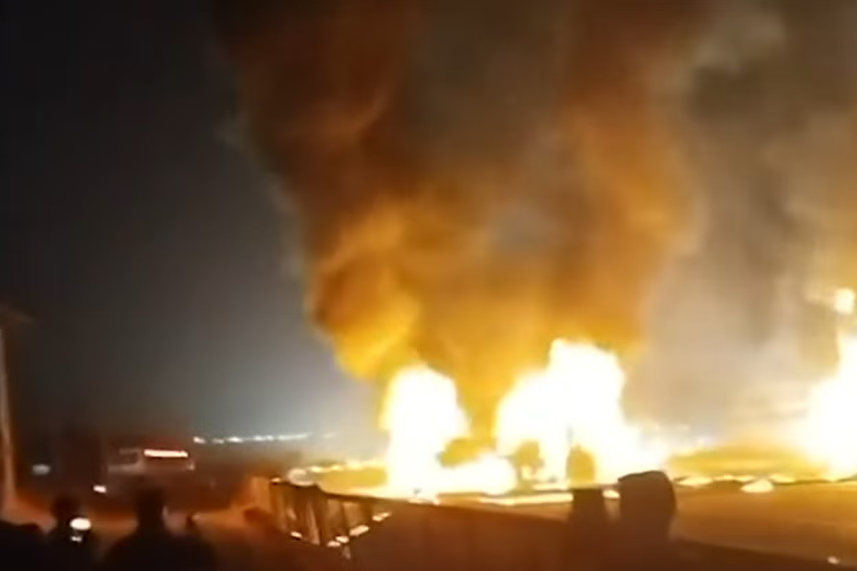 10 maut, bas bertembung lori