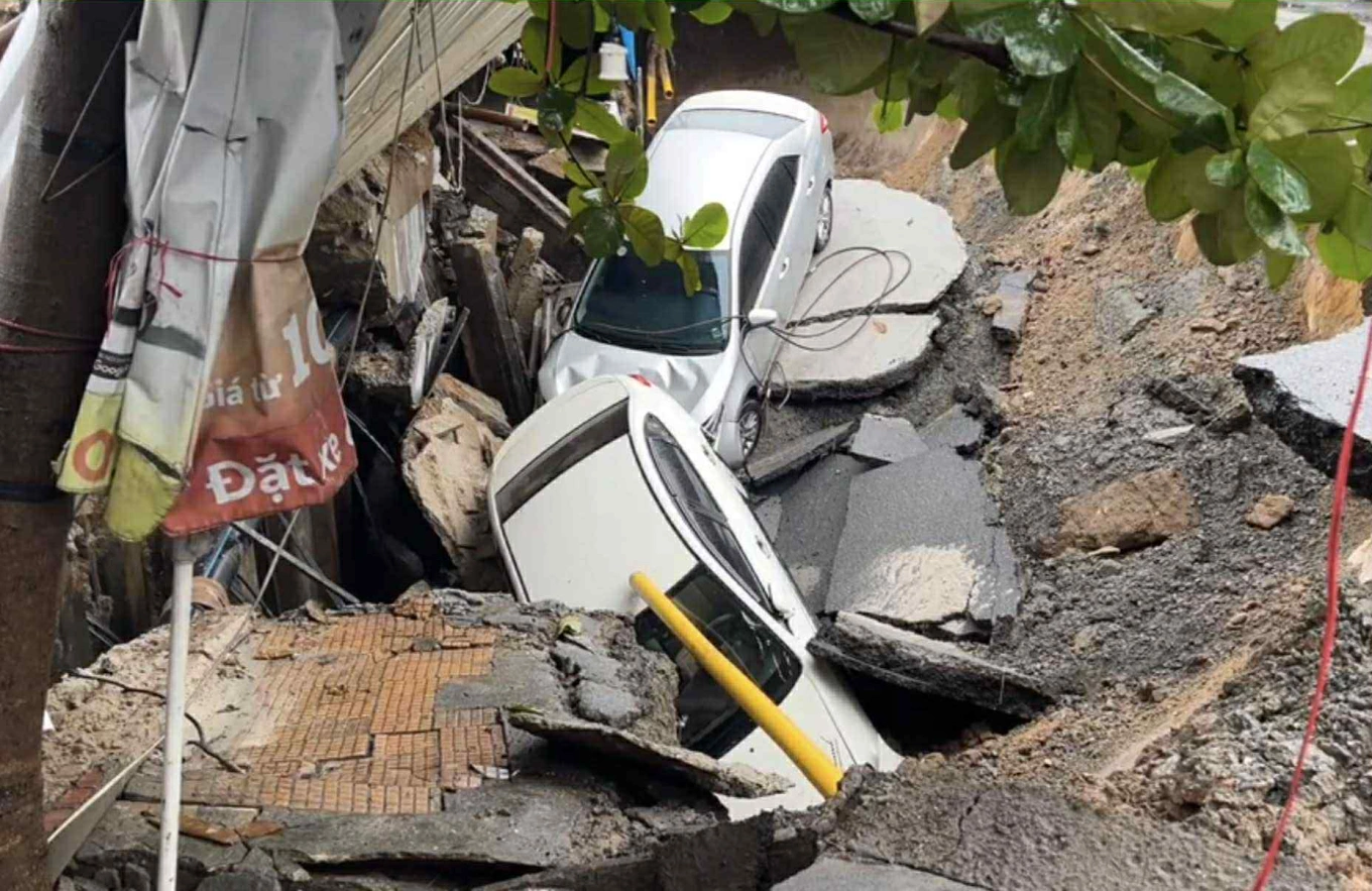 Dua kereta ‘ditelan’ lubang benam ketika hujan lebat