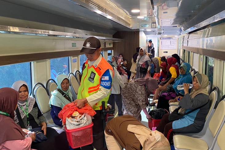 Kereta api khas mudahkan peniaga angkut barang