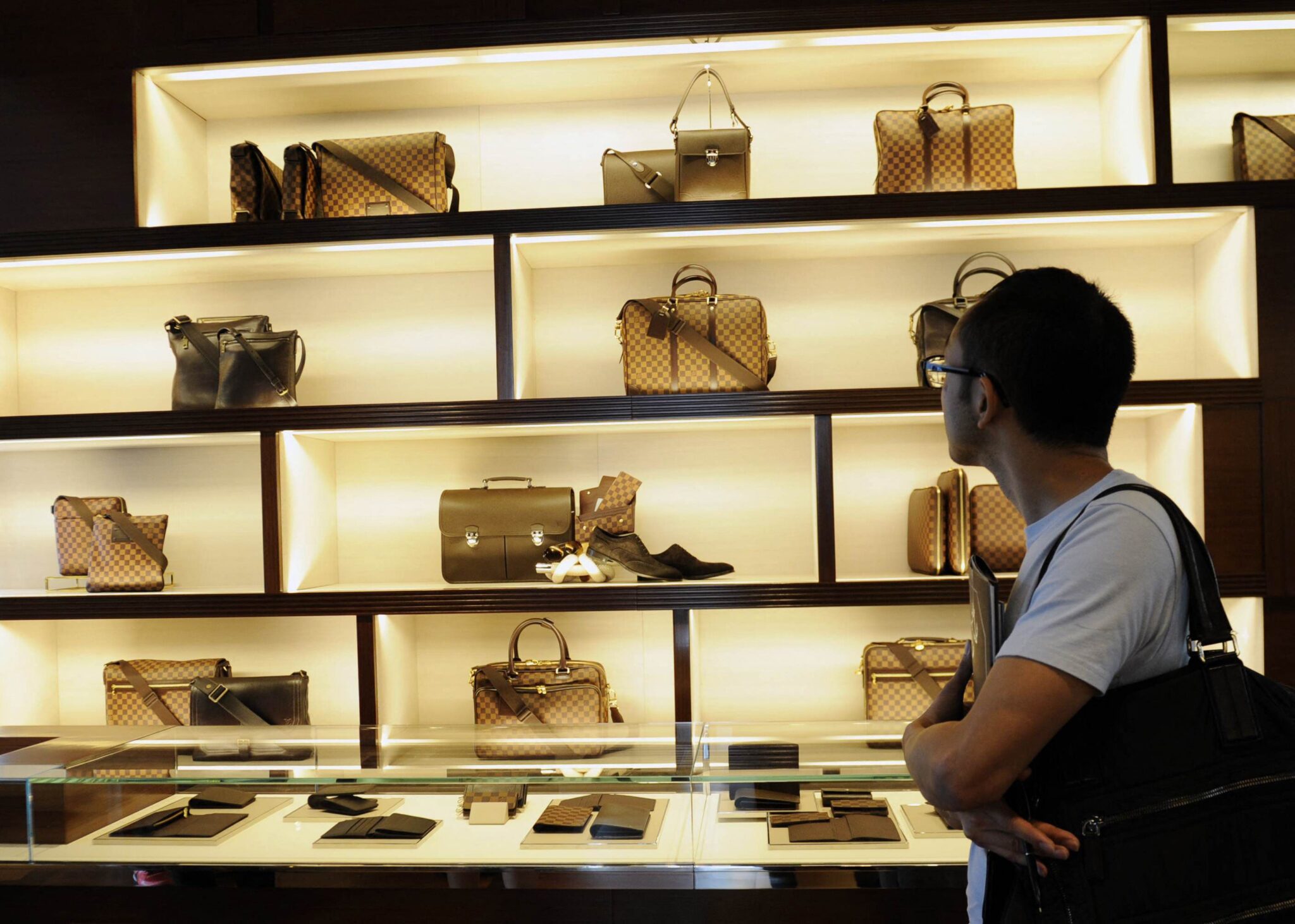 Buntu lihat ibu gemar beli beg mewah tiruan