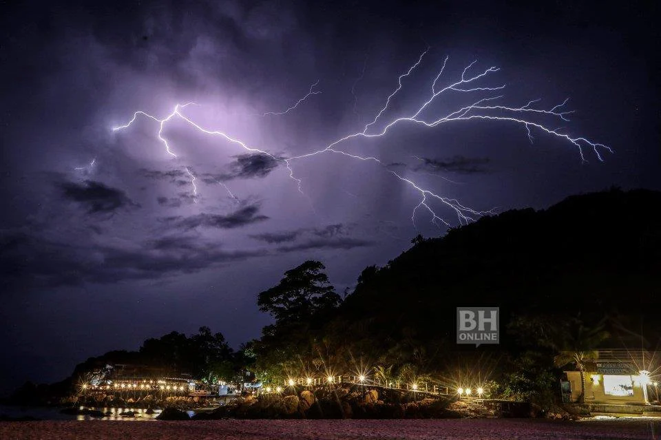 Bengkel cat dipanah petir, rumah dan 8 kenderaan terbakar