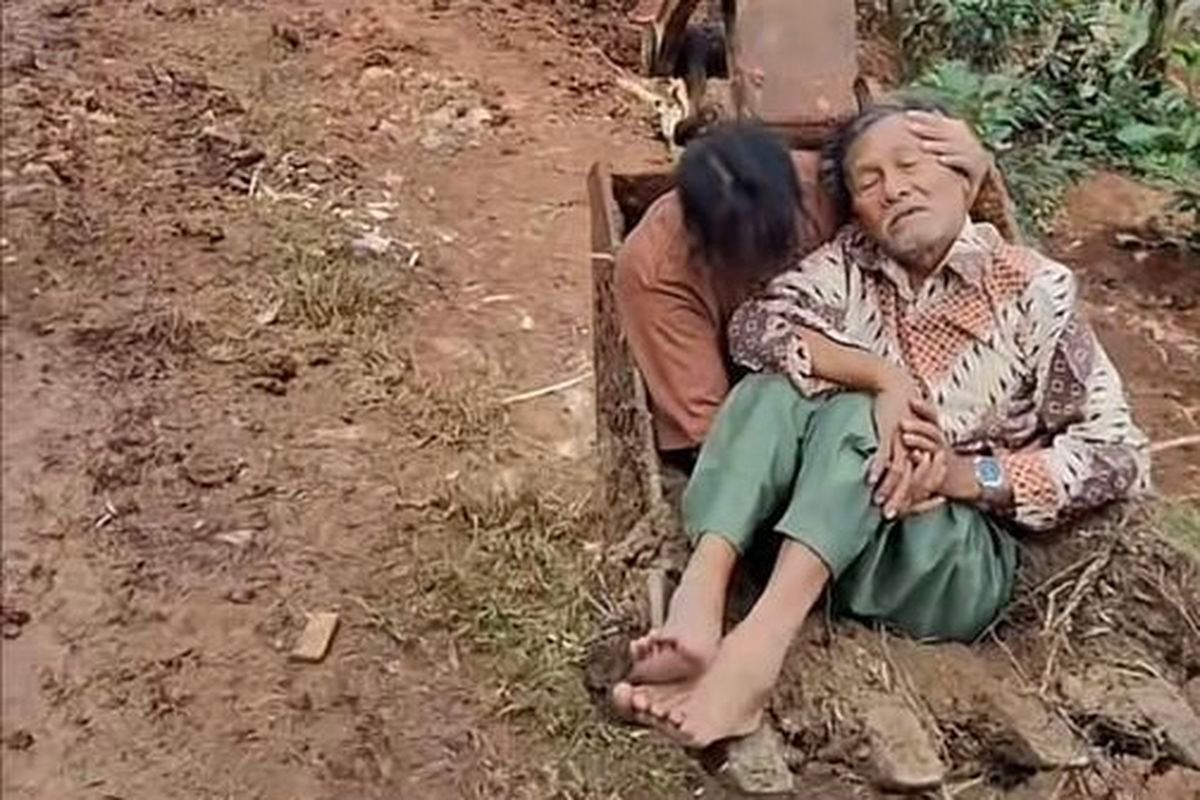 Warga emas sakit diangkut guna jengkaut ke klinik