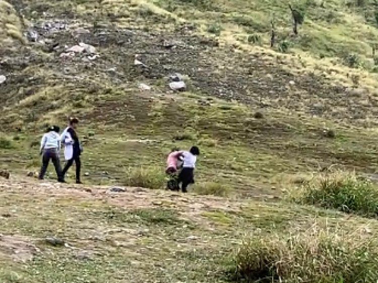 2 wanita tarik rambut di atas gunung