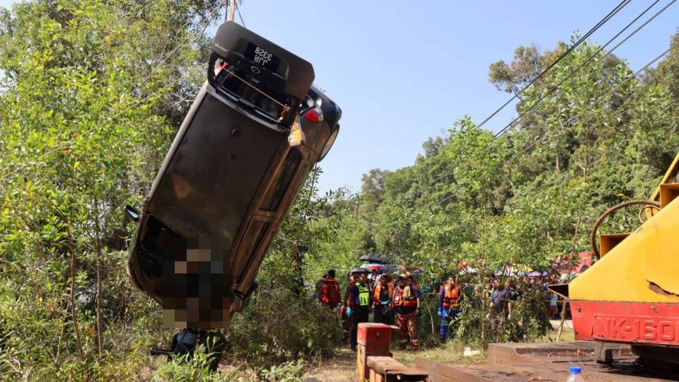 Pasangan suami isteri lemas selepas kereta terjunam ke sungai