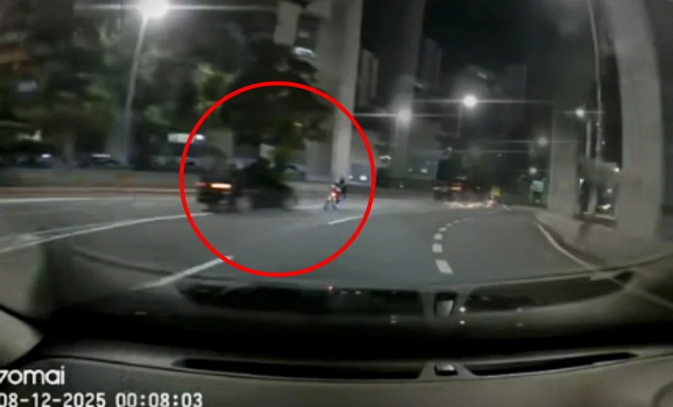 Seorang lelaki yang baru sebulan mendirikan rumah tangga maut dalam nahas membabitkan kereta dan motosikal di Jalan Kuchai Lama arah ke Sri petaling. - Tangkap layar tular