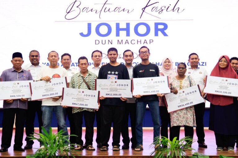 Onn Hafiz Serah Bantuan Kasih Johor Di Machap, Kerajaan Negeri Terus Perkukuh Agenda Kebajikan