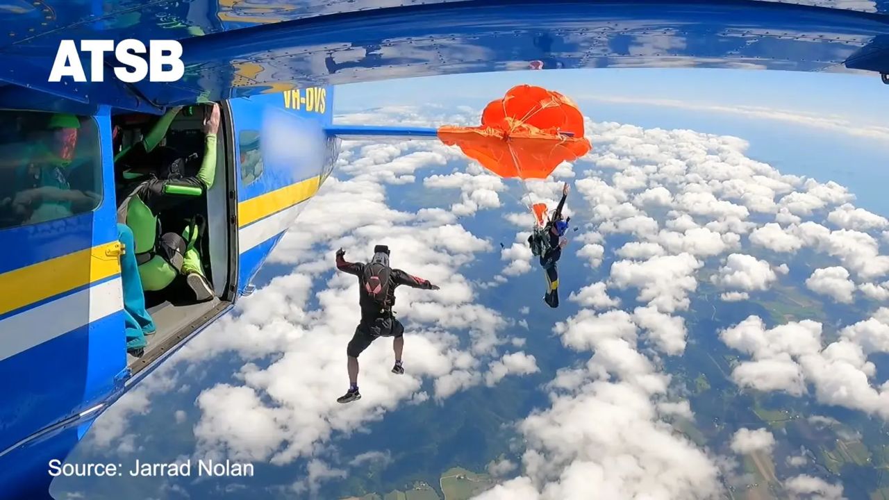 Payung terjun tersangkut ekor pesawat