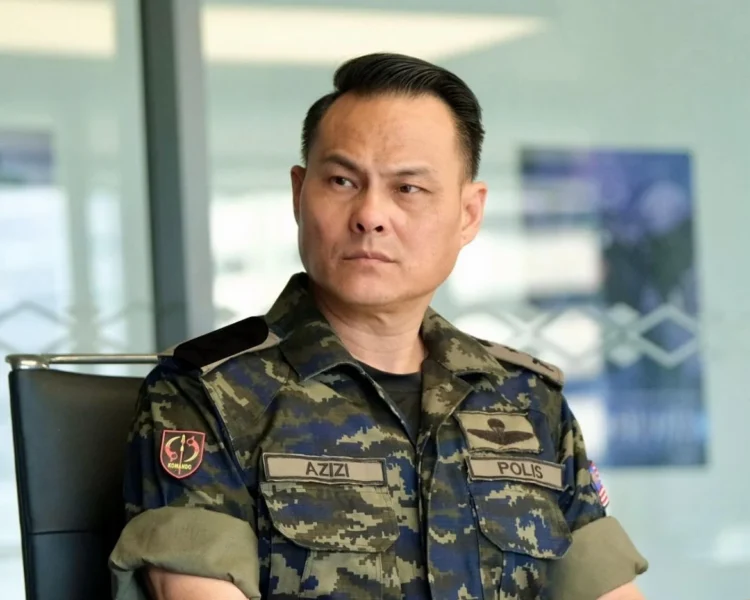 Pelakon dan usahawan, Adam Corrie mencuri perhatian ramai selepas berkongsi satu nasihat di platform Threads untuk pengikutnya, khususnya golongan wanita.
Dalam perkongsiannya, Adam menasihati golongan wanita untuk lebih berhati-hati dalam meluahkan masalah peribadi, terutamanya menerusi mesej peribadi kepada selebriti, pempengaruh atau pendakwah berlainan jantina.
Menurut Adam, individu tersebut bukanlah pihak yang sesuai untuk mendengar luahan masalah memberikan pandangan. Walaupun berniat hanya mahu meluahkan perasaan dan masalah, namun situasi tersebut boleh menimbulkan salah faham dan penyalahgunaan kepercayaan.
“Jik cik-cik/ puan-puan sedang ada masalah, sebaiknya elakkan daripada DM (mesej langsung) atau PM (mesej peribadi) artis lelaki, influencer lelaki atau ustaz lelaki untuk meluahkan perasaan dan masalah.
Mungkin niat kita sekadar ingin berkongsi atau mencari pandangan, tetapi hakikatnya mereka bukan pihak yang sesuai untuk menyelesaikan masalah peribadi kita.”
Pada masa yang sama, pelakon itu juga menasihatkan agar individu yang berdepan dengan masalah memilih untuk berkongsi dengan individu sama jantina seperti rakan rapat atau ahli keluarga yang dipercayai.
“Lebih baik kita bercerita dengan rakan sejenis atau individu yang benar-benar dipercayai. Zaman sekarang, macam-macam boleh berlaku. Kita perlu berhati-hati agar tidak timbul salah faham, niat yang tidak baik, atau perkara yang boleh membawa kepada situasi di luar kawalan. Orang ambil kesempatan pun ramai.”
Tujuannya adalah untuk mengelak daripada fitnah atau situasi di luar kawalan. Adam Corrie turut menekankan bahawa tidak semua orang mempunyai niat yang baik dan ada pihak yang mungkin mengambil kesempatan atas situasi tersebut.