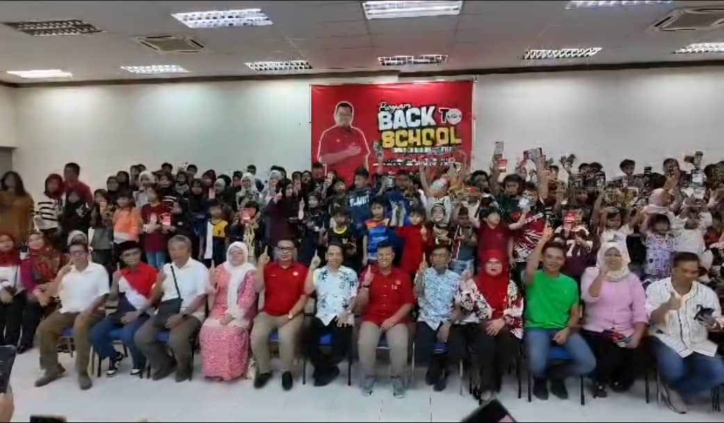Program ‘Back To School’ UMNO Seputeh Bantu Ringankan Beban 300 Anak-Anak Setempat