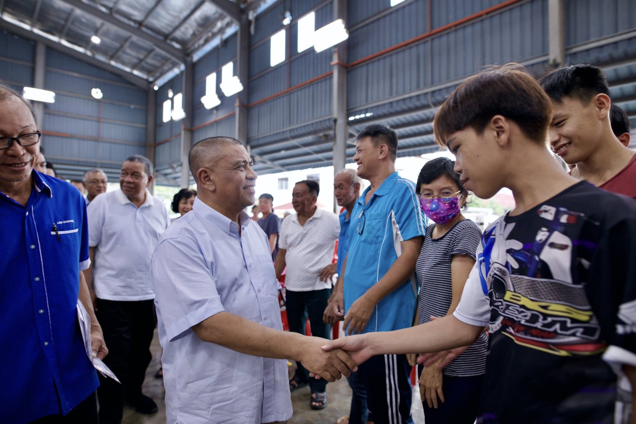 Saarani Sampaikan Bantuan Keusahawanan, Baik Pulih Rumah