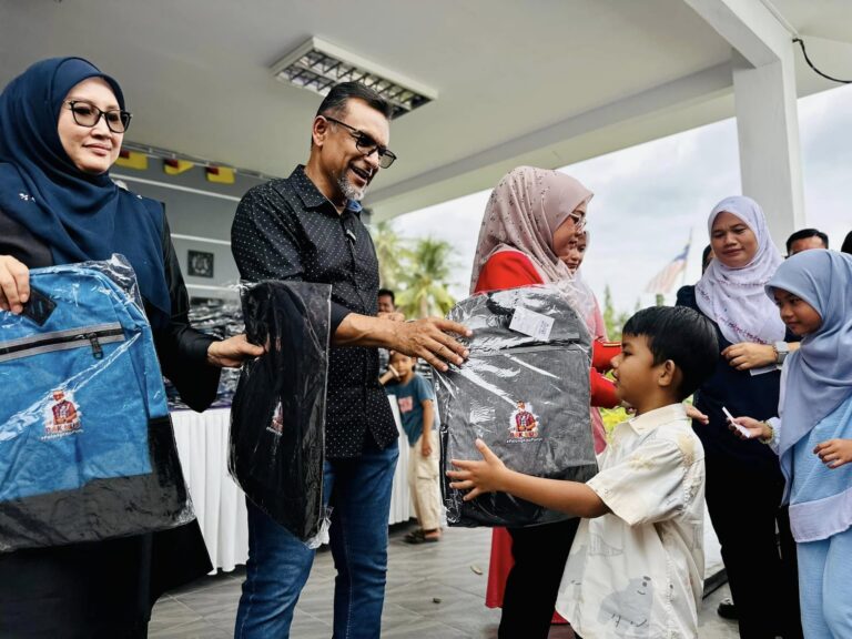 Pak Mus Santuni Warga Palong, Sampaikan Sumbangan Beg Sekolah