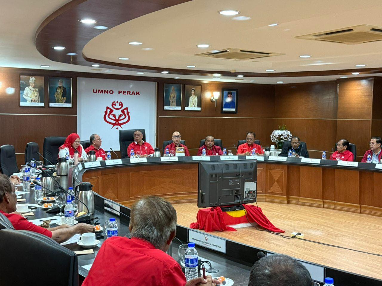 Dalam mesyuarat tersebut, pelbagai isu semasa dibincangkan secara menyeluruh, termasuk perkembangan politik semasa dan cabaran yang dihadapi parti di peringkat negeri. Selain itu, perancangan awal berkaitan pergerakan serta aktiviti UMNO Perak bagi tahun 2026 turut menjadi fokus utama perbincangan. Mesyuarat ini diadakan bagi memastikan keselarasan gerak kerja antara kepimpinan negeri dan ba