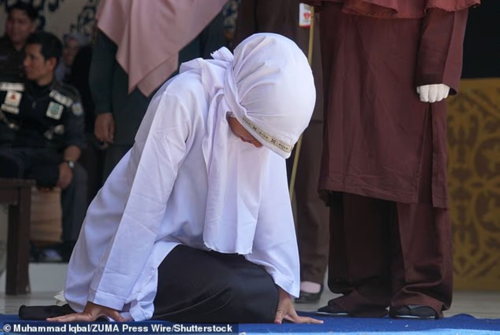 Wanita, lelaki disebat 140 kali di khalayak ramai