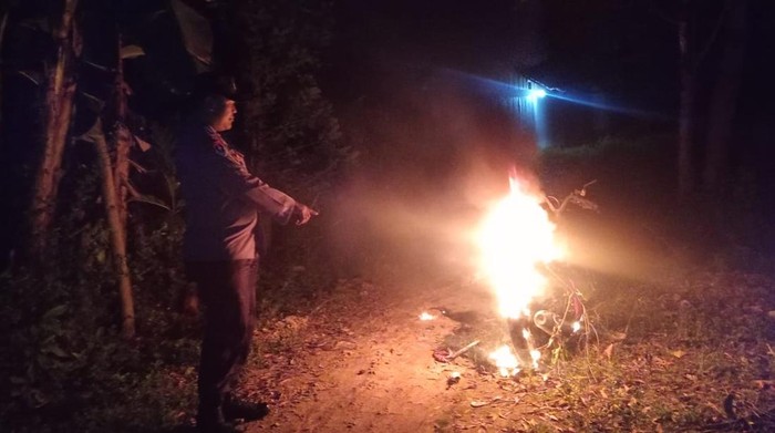 Padah ‘skandal’ isteri orang, motosikal remaja hangus dibakar